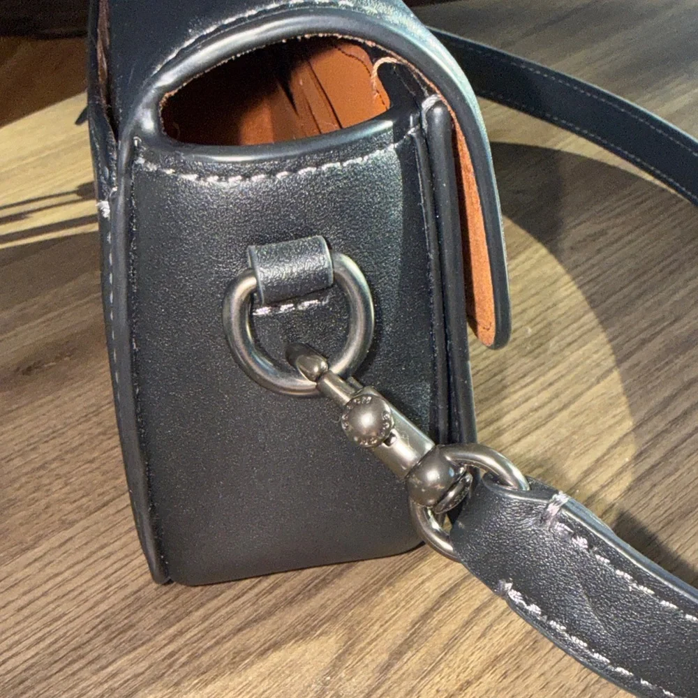 Authentic Coach Black leather shoulder bag BNWT suede interior with key to lock. - Picture 7 of 16